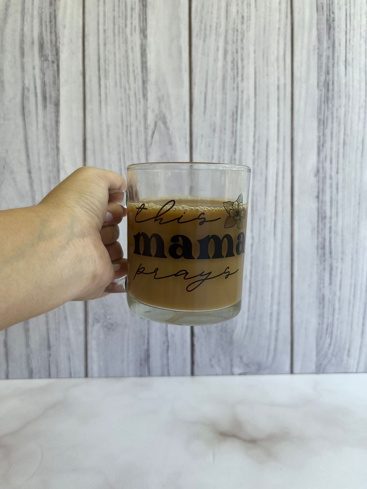 Taza de vidrio ¨this mama prays¨